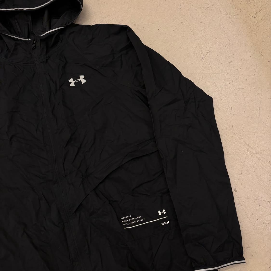 언더아머 스몰로고 블랙 바람막이 상품이미지2