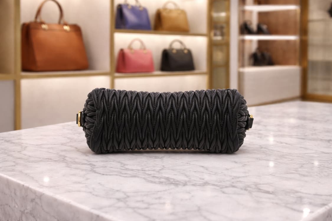 [S급] 미우미우 마테라쎄 나파 레더 체인 숄더백 미니 판매합니다!!! 상품이미지2