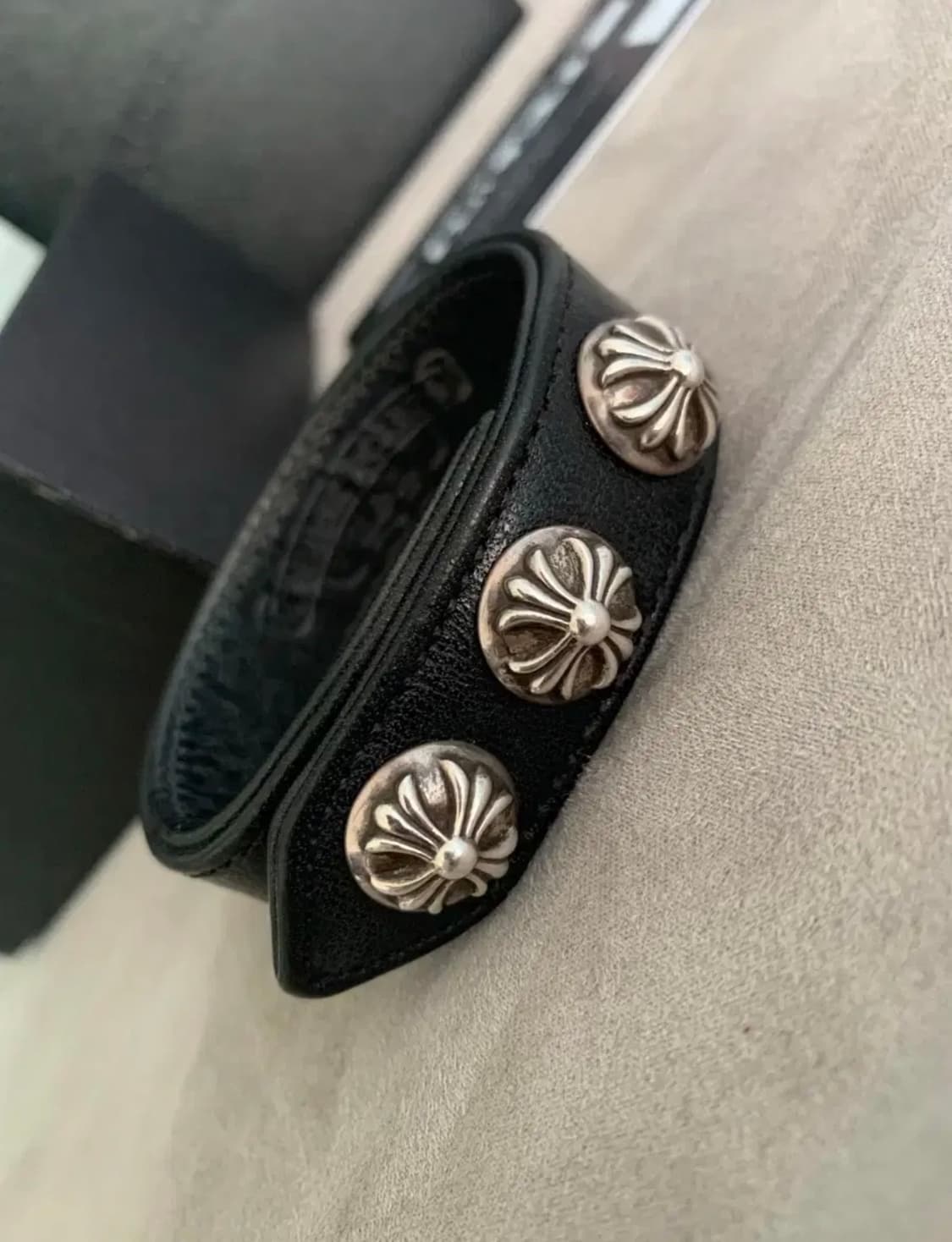 크롬하츠 레더 3버튼 크로스 팔찌 상품이미지1