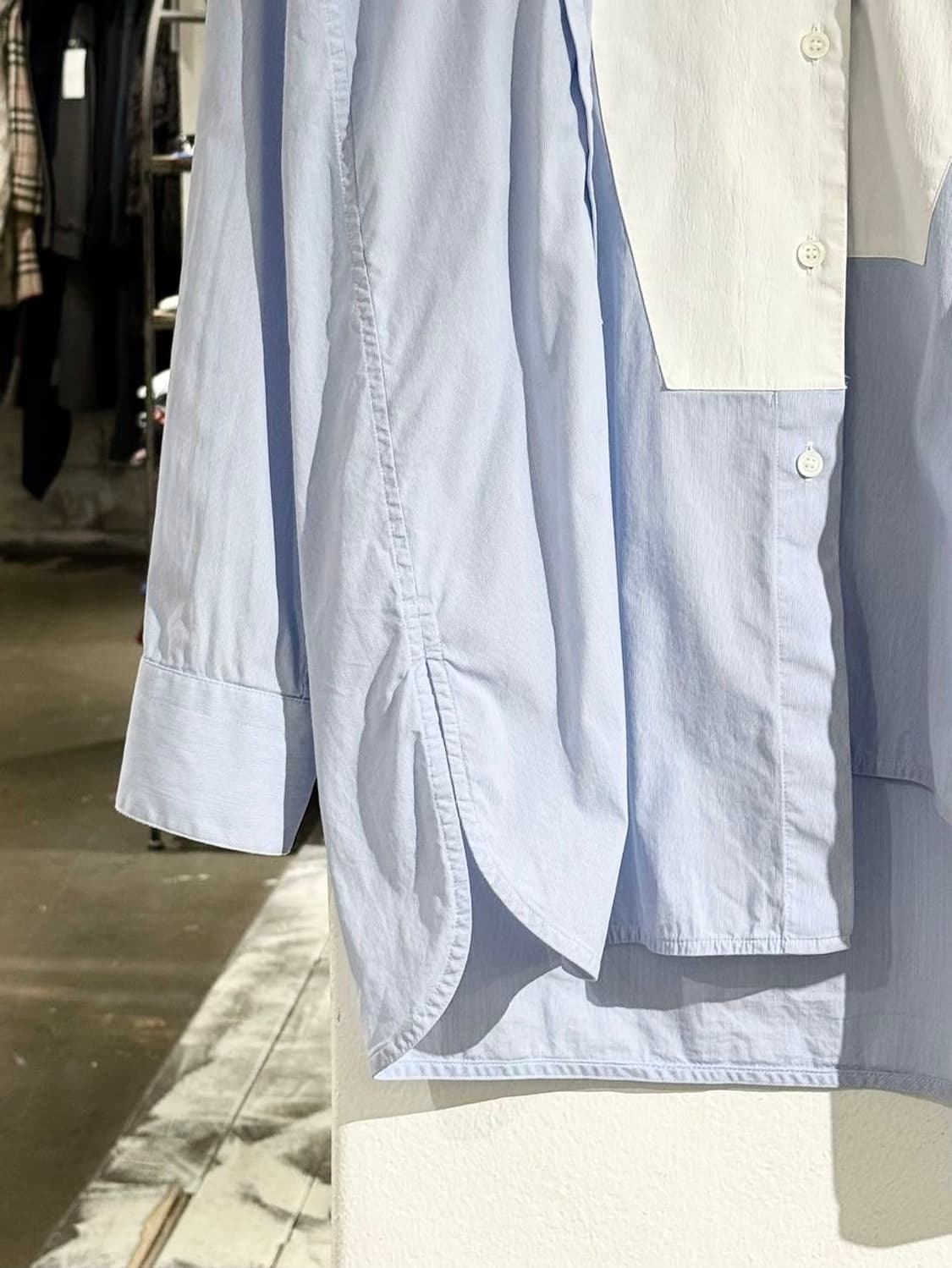 로에베 블루 화이트 언발란스 오버핏 셔츠 상품이미지4