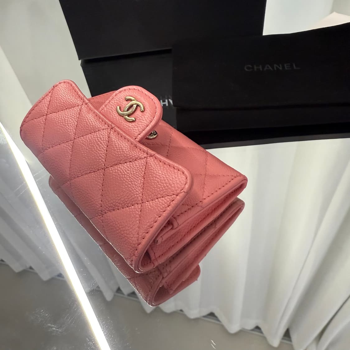 샤넬 클래식 카드 홀더 그레인드 카프스킨 & 골드 메탈 유광핑크 상품이미지7