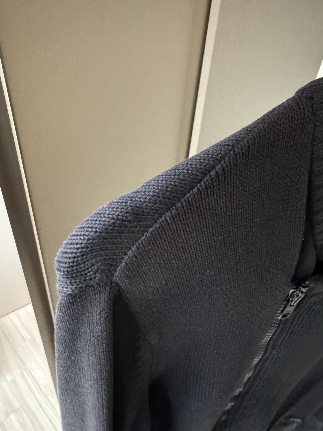 엠포리오 아르마니 비대칭 니트집업 상품이미지4