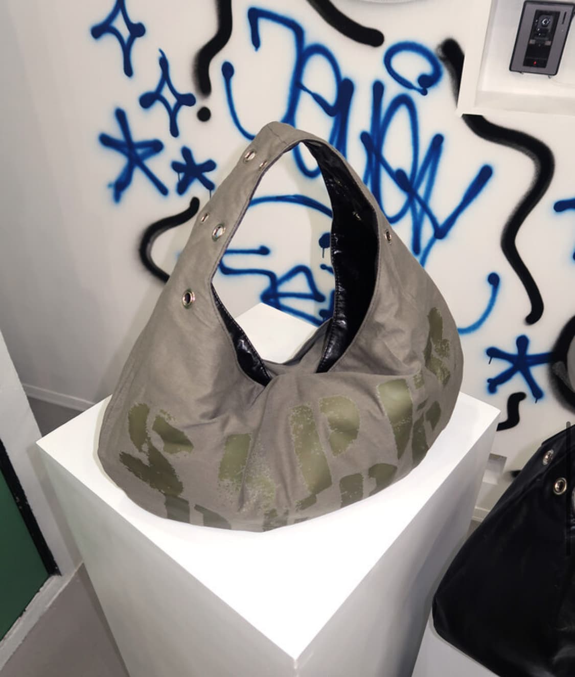 DEPC 레더 아일렛 숄더백 검정/카키 상품이미지2