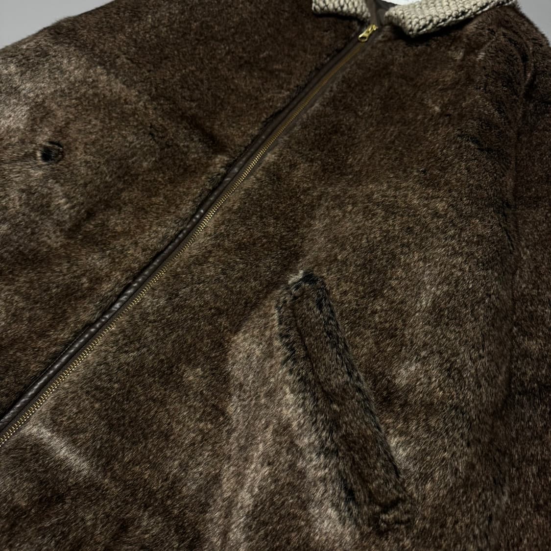 소어트(soerte) 브라운컬러 아크릴 폴리에스터 혼방 도킹 퍼 자켓 상품이미지4