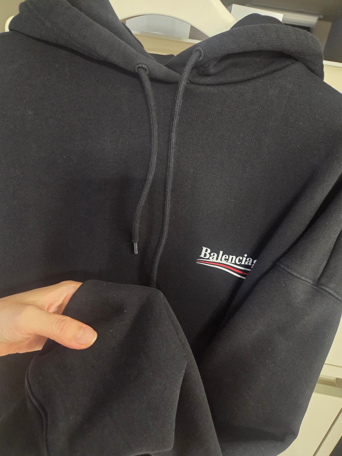 발렌시아가 웨이브 로고 후드티 블랙 상품이미지4