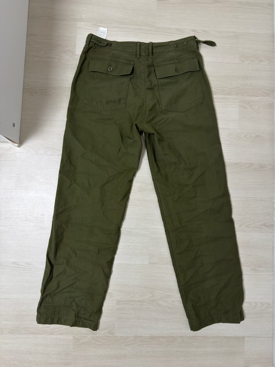 포터리 백사틴 와이드 스트레이트 퍼티그 팬츠_올리브 32 3사이즈 상품이미지5