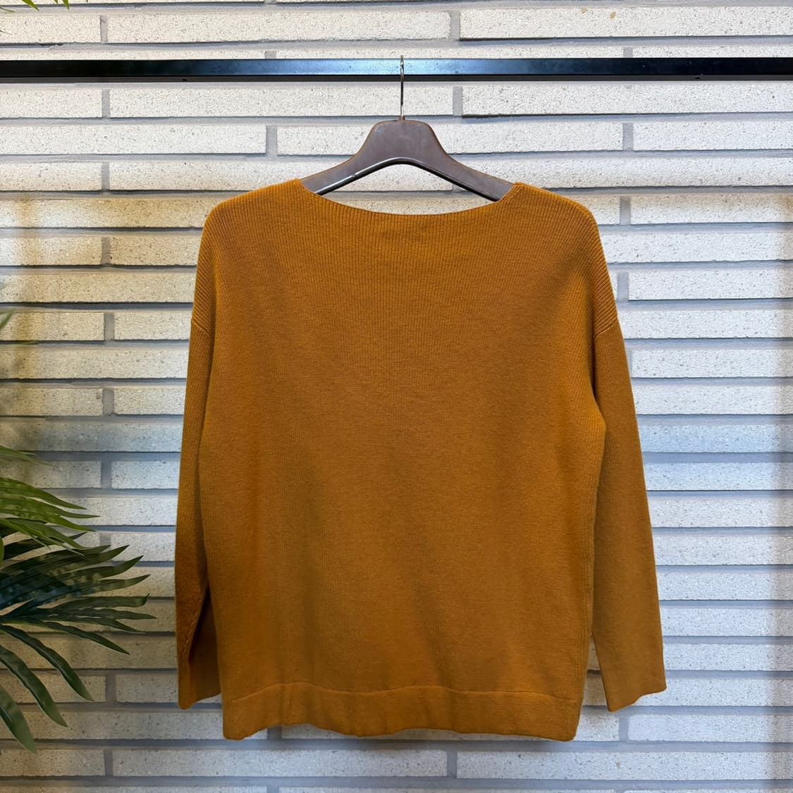 띠어리 보트넥 골지니트 드롭숄더 와이드 시보리 디테일 머스타드 상품이미지3