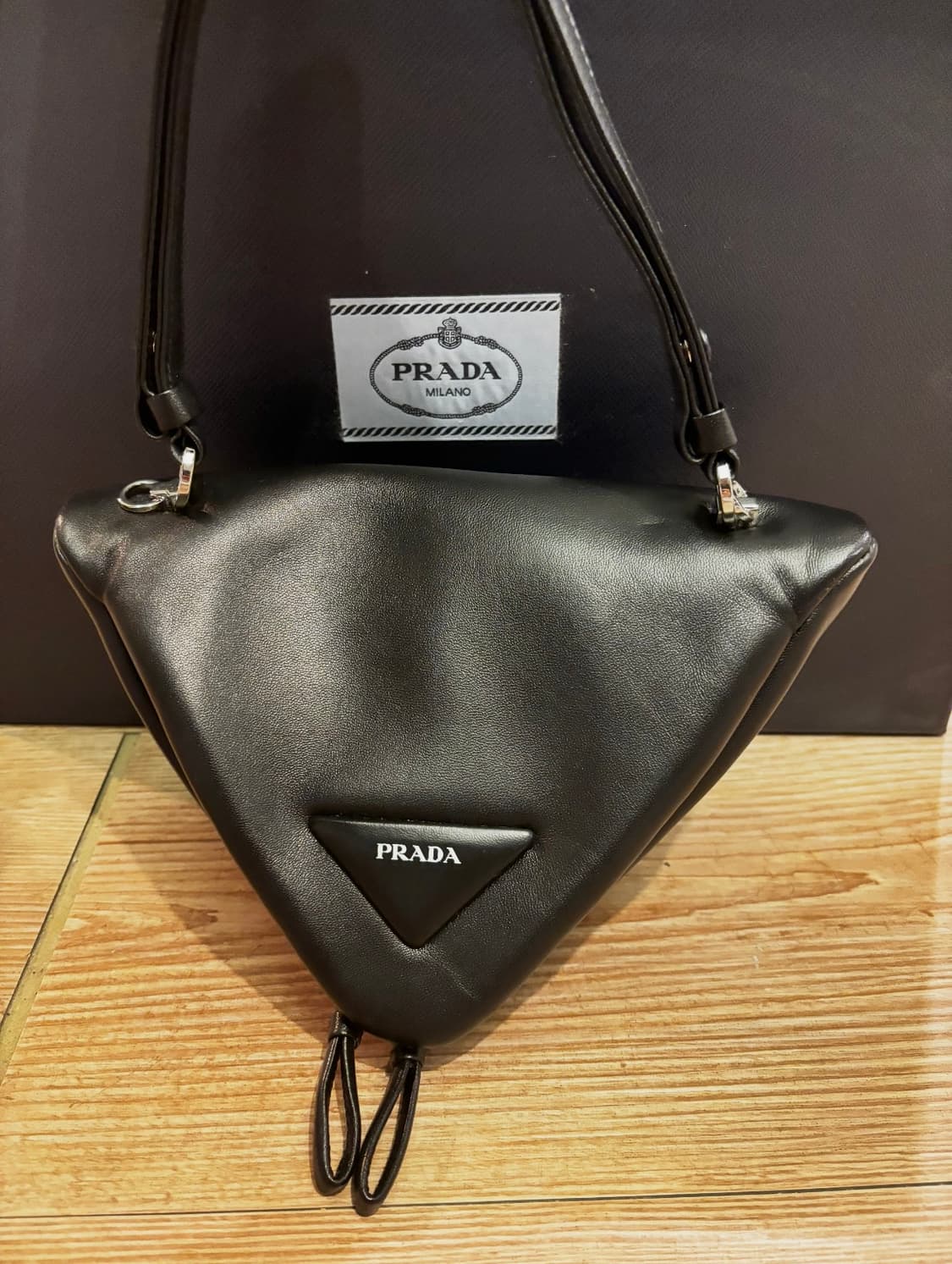 프라다 시뇨 패디드 나파 레더 백 블랙 상품이미지1