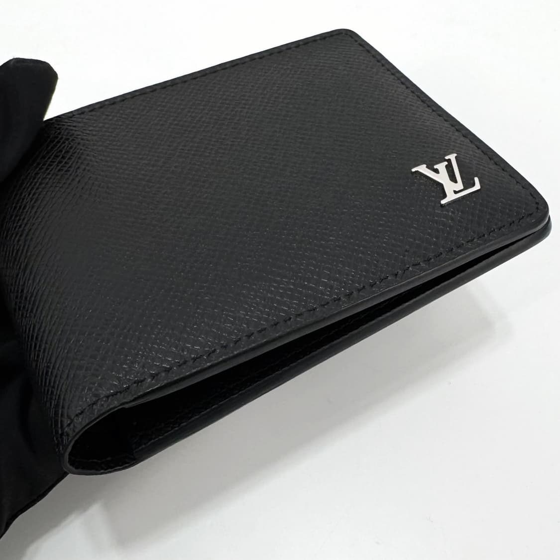 루이비통 LV 로고 타이가 반지갑 블랙 (M30295) 상품이미지8