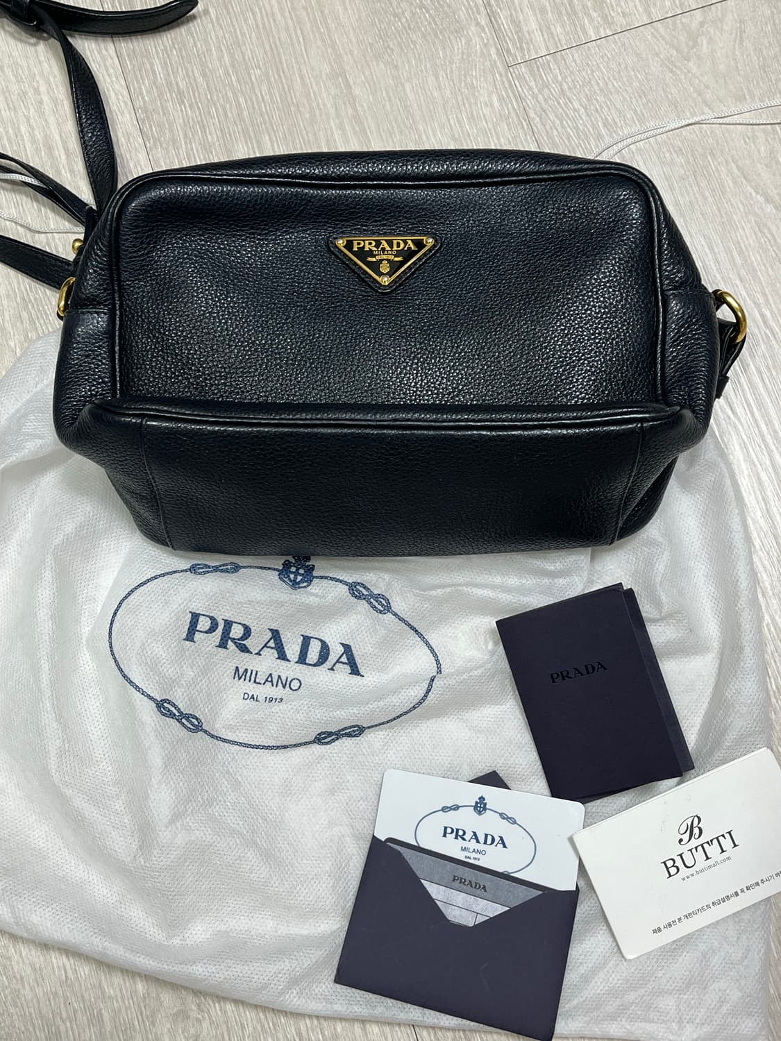 프라다 레더 카메라 크로스백 상품이미지1