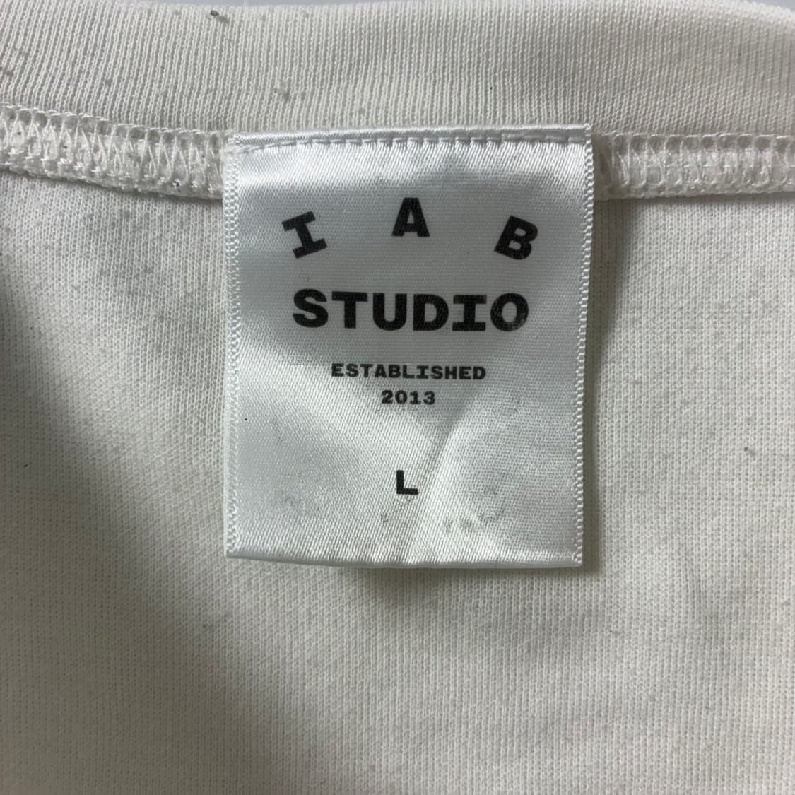 IAB studio  아이앱스튜디오 스펠아웃 로고 화이트 반팔티  상품이미지5