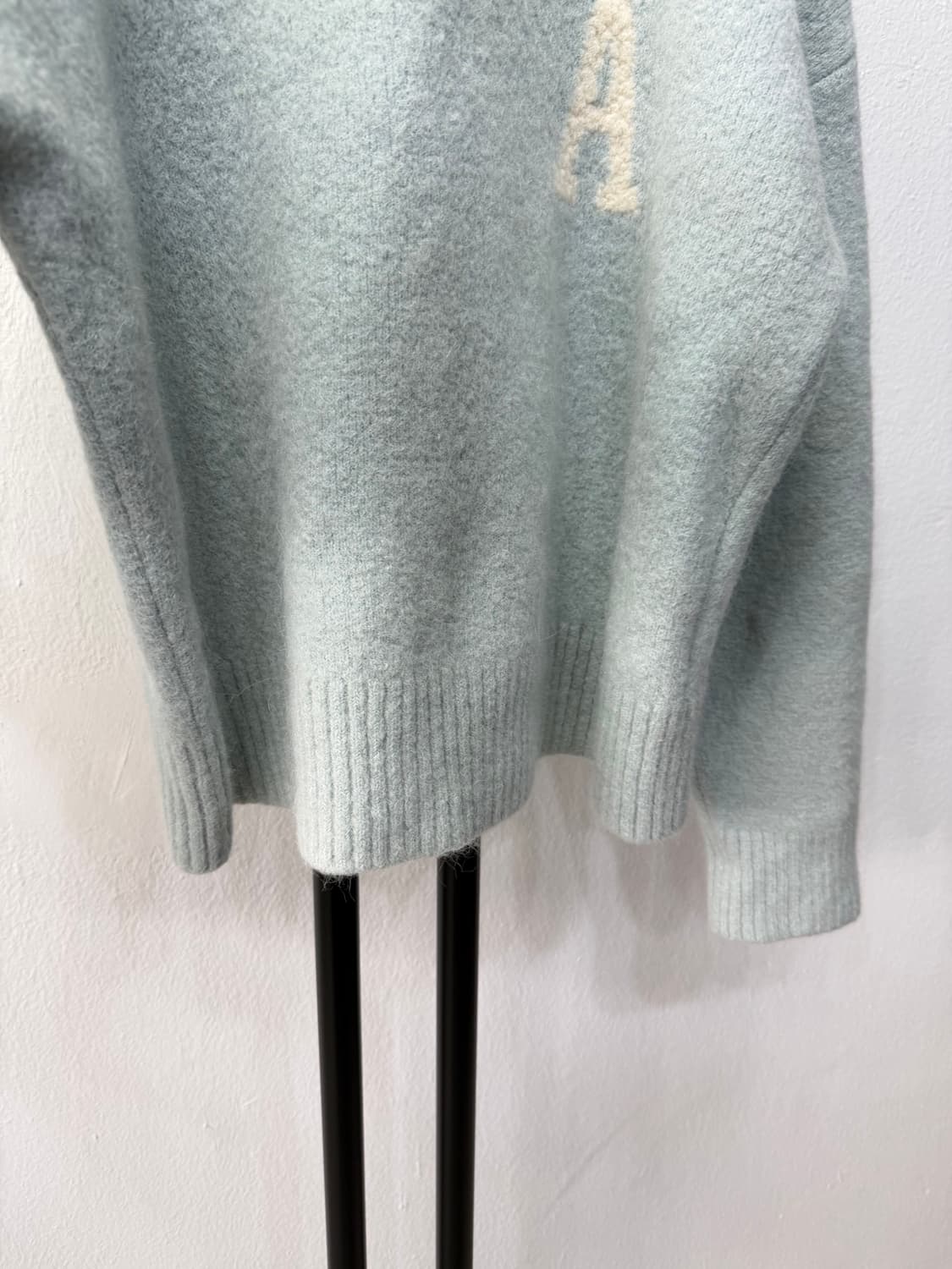 정품) AMI 아미 여성 24ss 오버핏 하트 로고 니트 S 상품이미지4