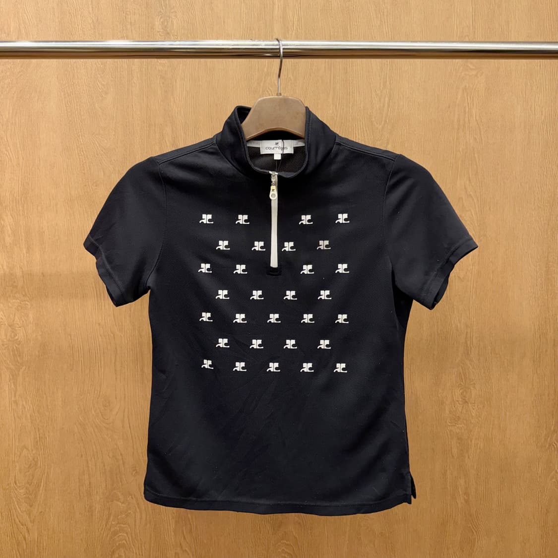 꾸레쥬 하프 집업 반팔 티셔츠 올오버 로고 패턴 슬림핏 블랙 상품이미지2