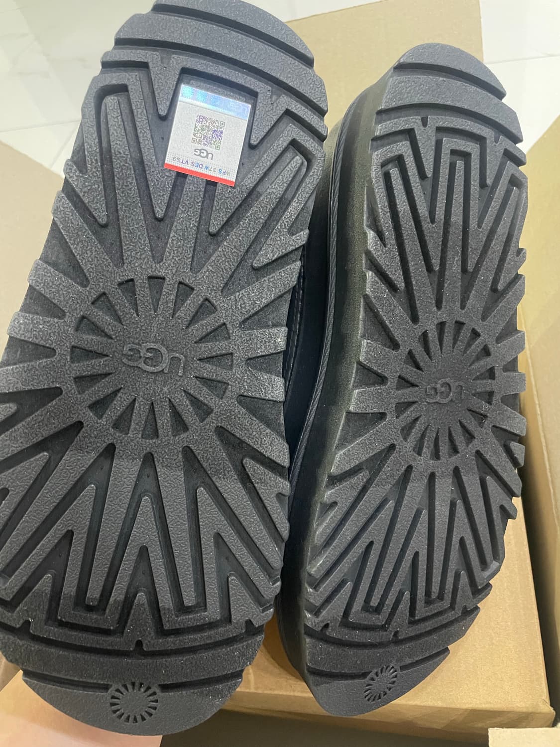 새상품 Ugg 골든글로우 플랫폼 스트랩 슬라이드 블랙  상품이미지4