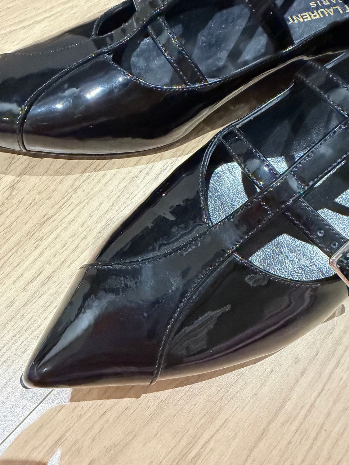 생로랑 블랙에나멜 스트랩 플랫 상품이미지3