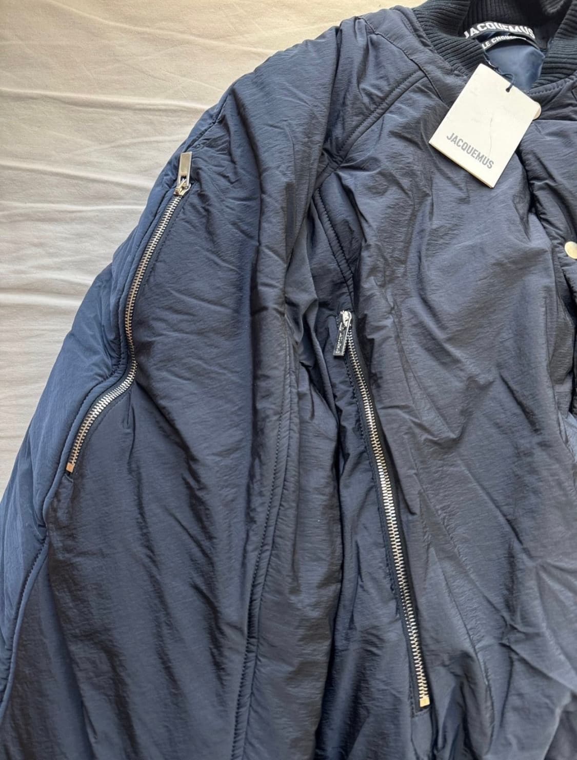 자크뮈스 르 봄버 크루아상 퍼피 봄버 패딩 Jacquemus 점퍼 상품이미지10