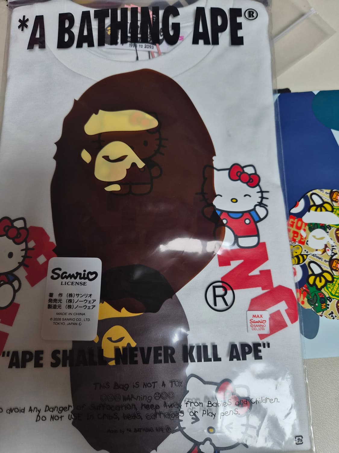 베이프정품 M 산리오 헬로키티 콜라보 컬리지 미니 티 상품이미지5