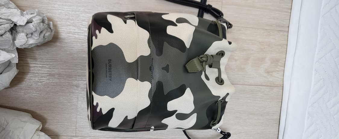 (중고)버버리 그린 카모플라쥬 코팅 캔버스 포이베 드로스트링 파우치 상품이미지3