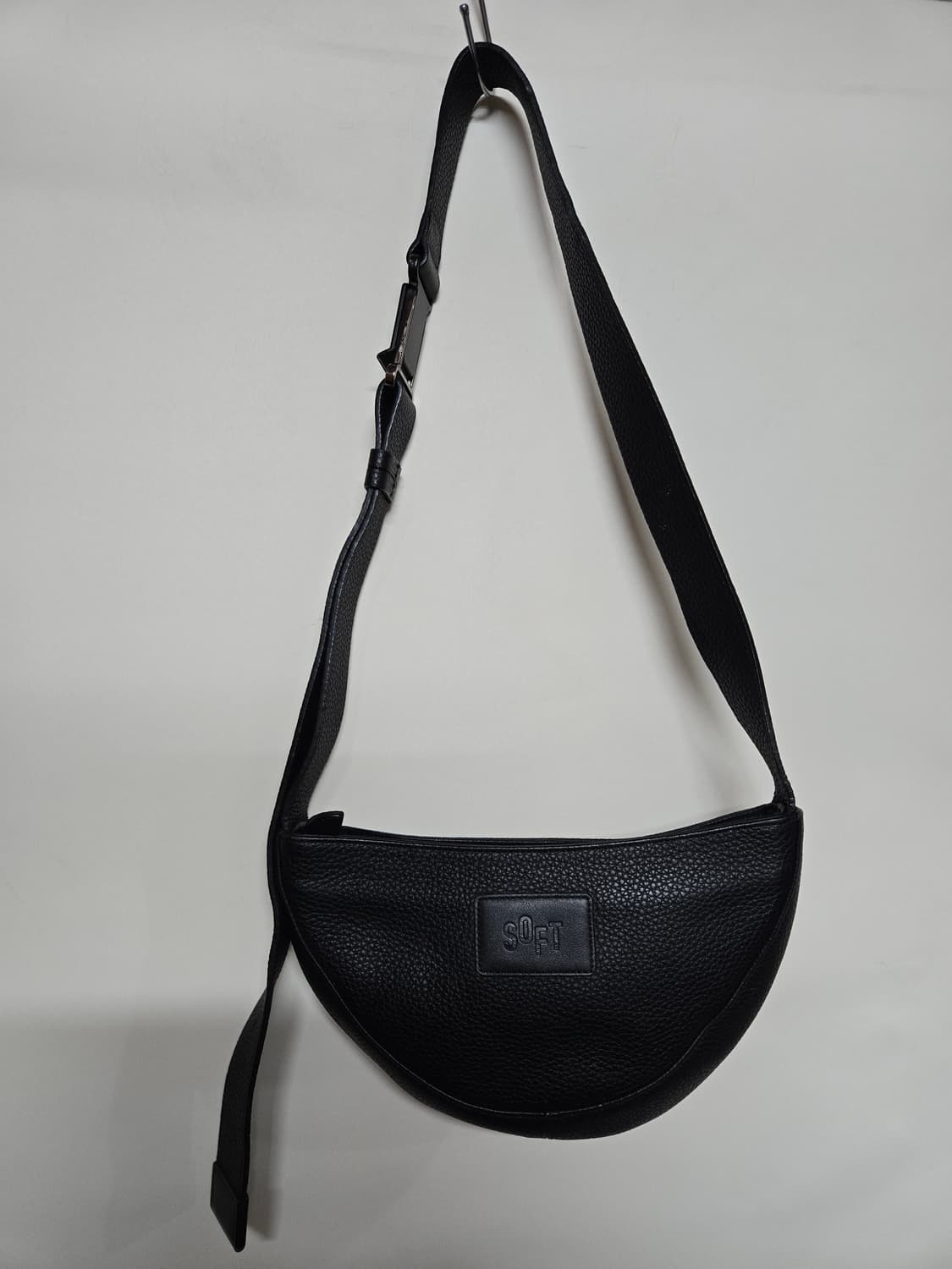 소프트서울 하프문 레더 크로스백 블랙 상품이미지1
