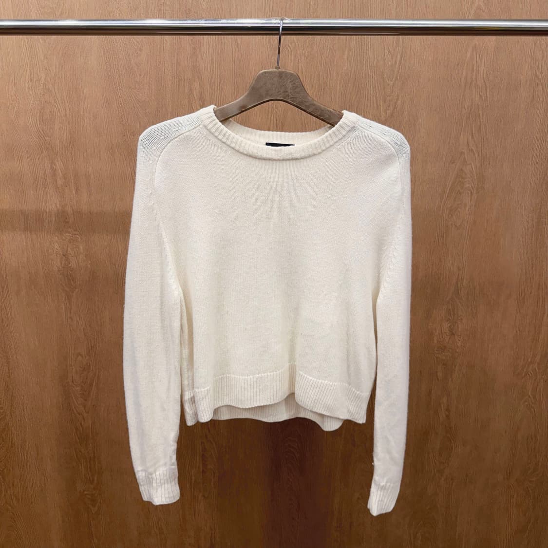 띠어리 울 긴팔 크루넥 니트 밑단 시보리 레글런 소매 디테일 아이보리 상품이미지2