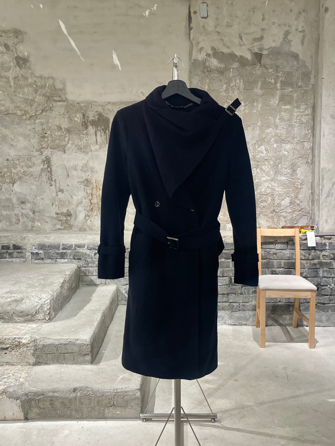 아르마니 꼴레지오니 블랙 드레이프 벨티드 울 코트 상품이미지1