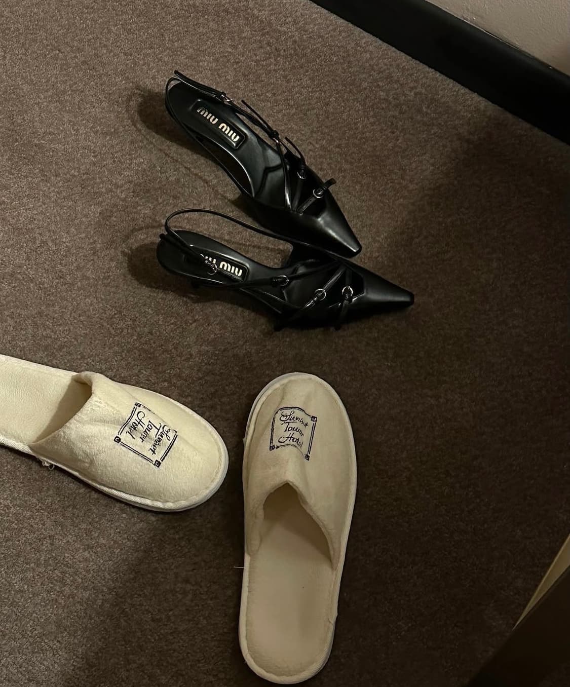Miumiu 페이턴트 브러쉬드 레더 슬링백 상품이미지1