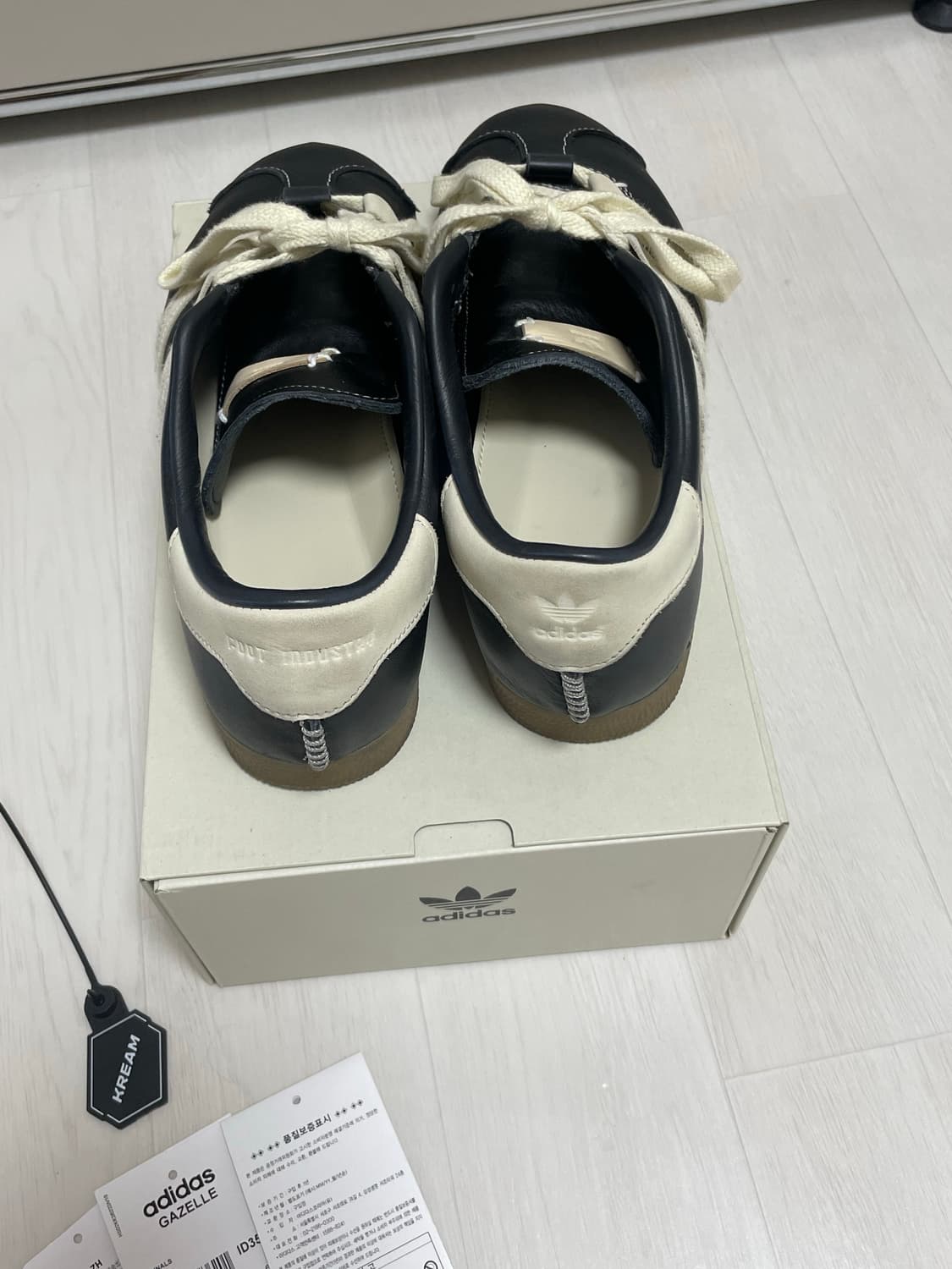 아디다스 x 풋 인더스트리 가젤 코어 블랙 크림 화이트 상품이미지3