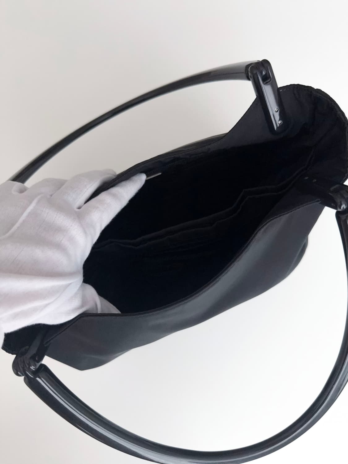 프라다 나일론 사이드 로고 호보백 상품이미지8