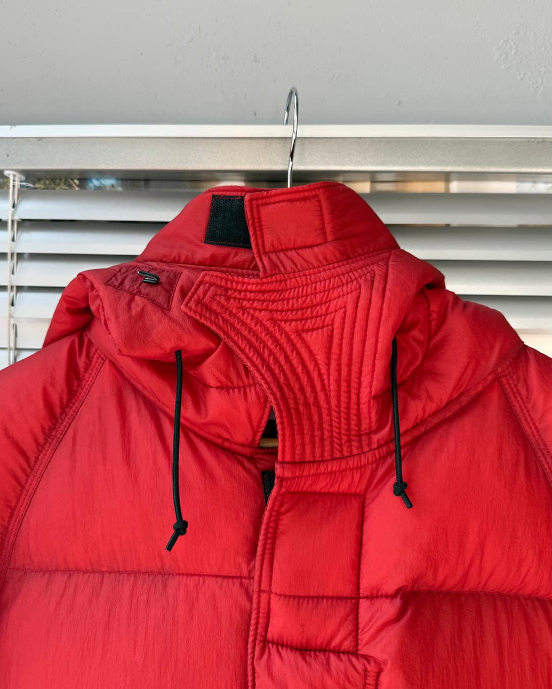 STONE ISLAND mesh badge red puffer 자켓 상품이미지4
