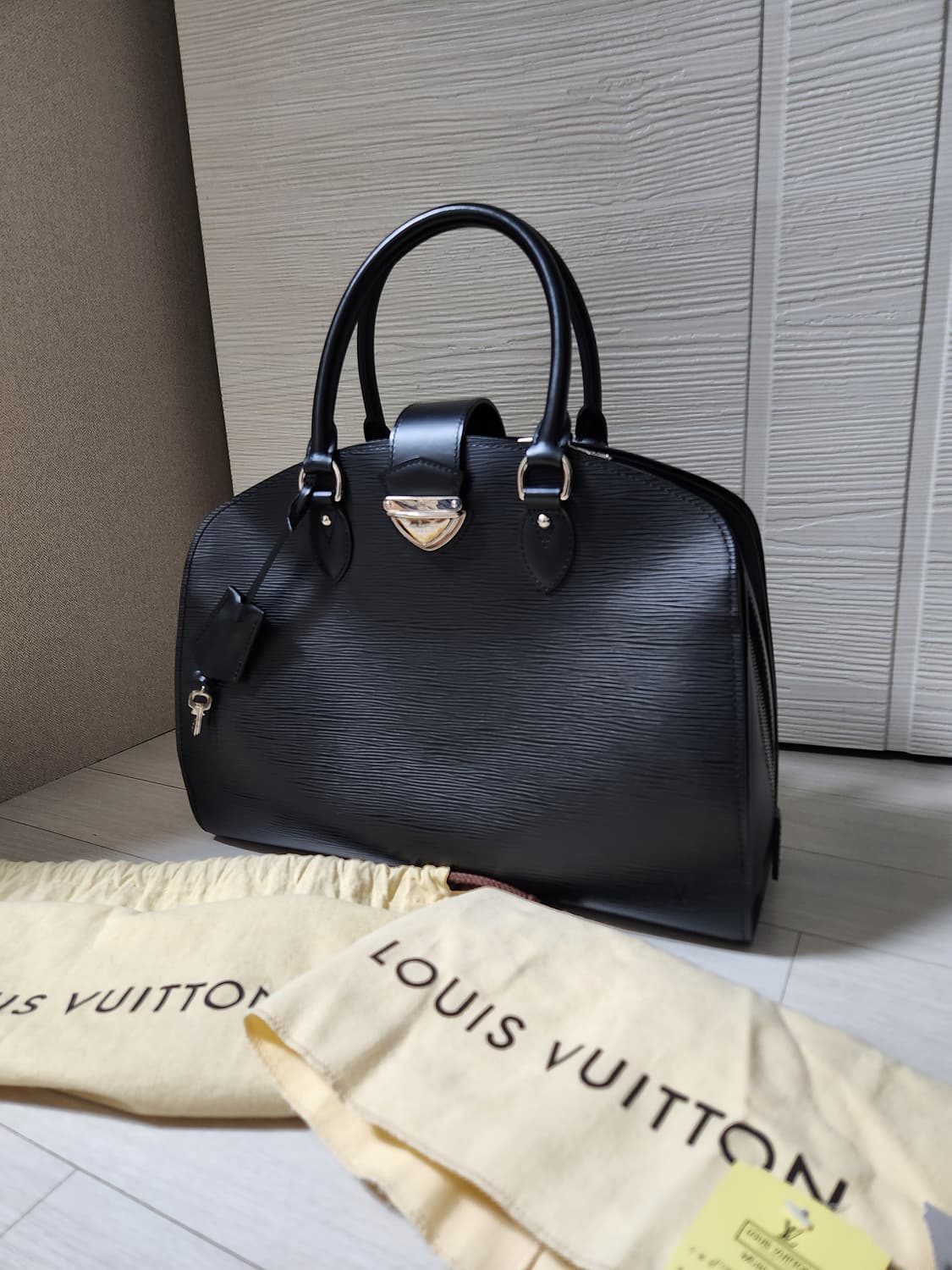 루이비통 M59042 에삐 레더 퐁네프 GM 블랙 토드백 상품이미지1