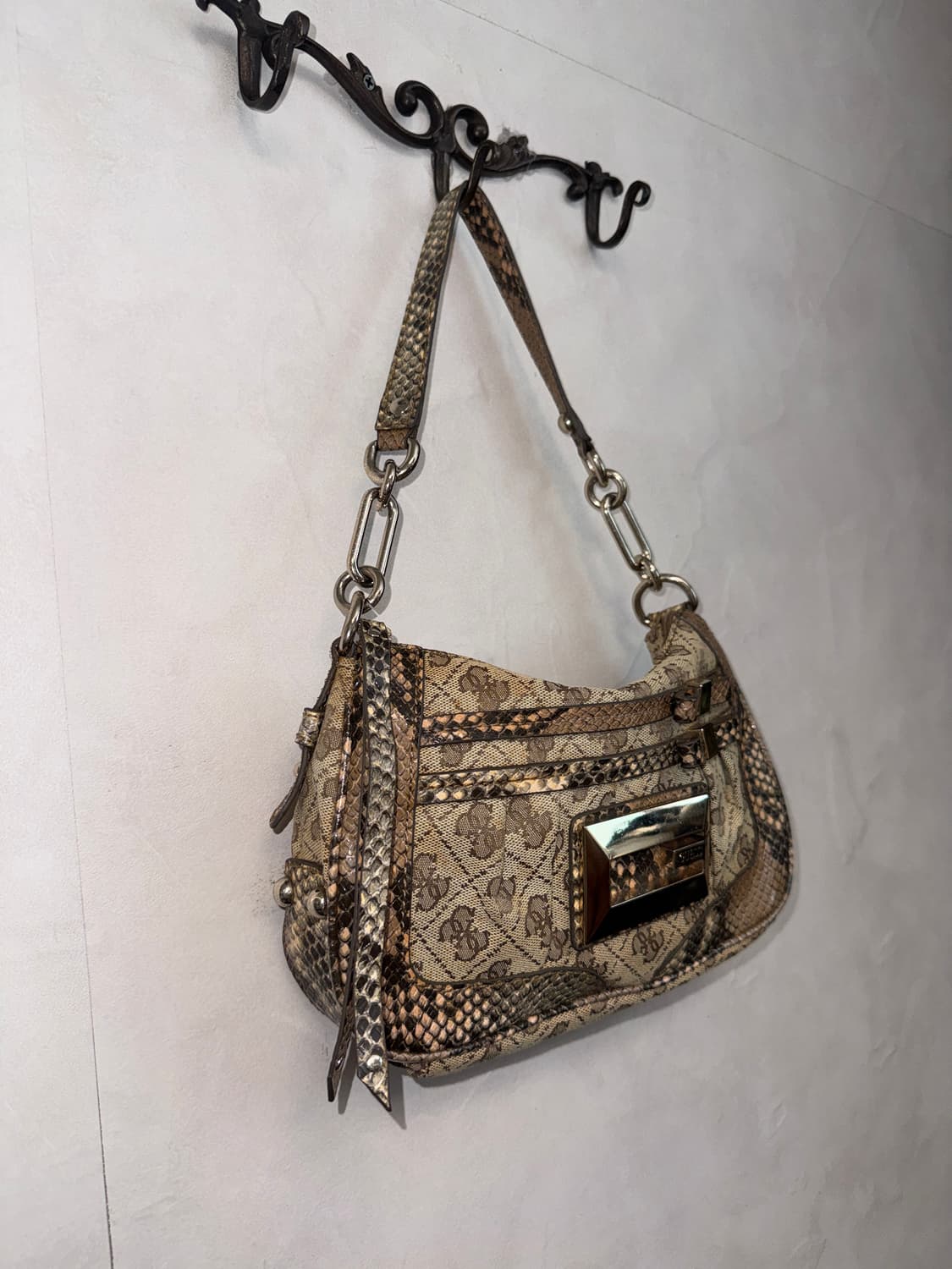 Guess brown logo ribbon buckle 숄더백 상품이미지4