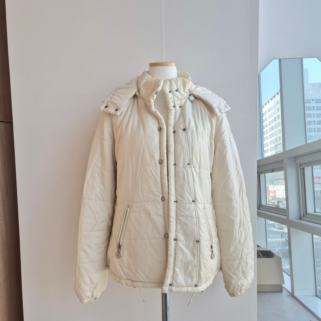 버버리 블루라벨 하트참 아이보리 패딩 (모자 탈부착 가능) 상품이미지2