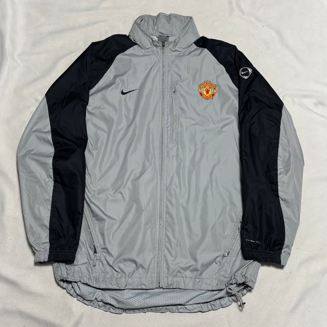110 나이키 맨체스터 유나이티드 내장후드 그레이 배색 바람막이 상품이미지2