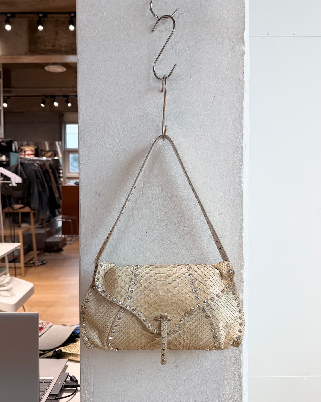 셀린느 베이지 클래식 빈티지 리자드 패턴 스터드 숄더백 상품이미지2