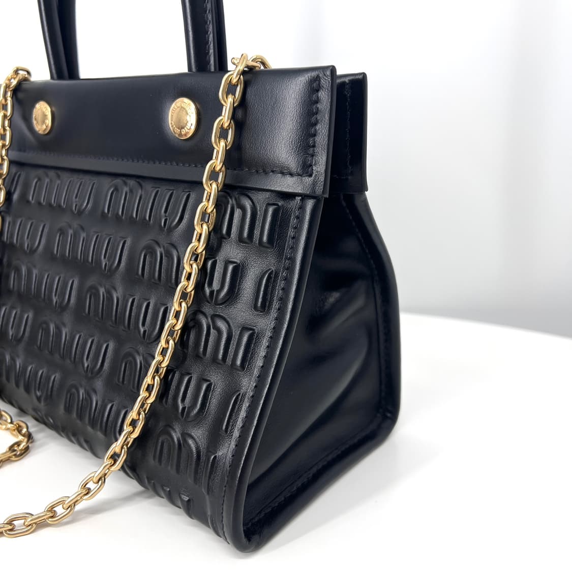 미우미우 엠보싱 로고 레더 토트백 & 숄더백 블랙 (5BA243) 상품이미지7