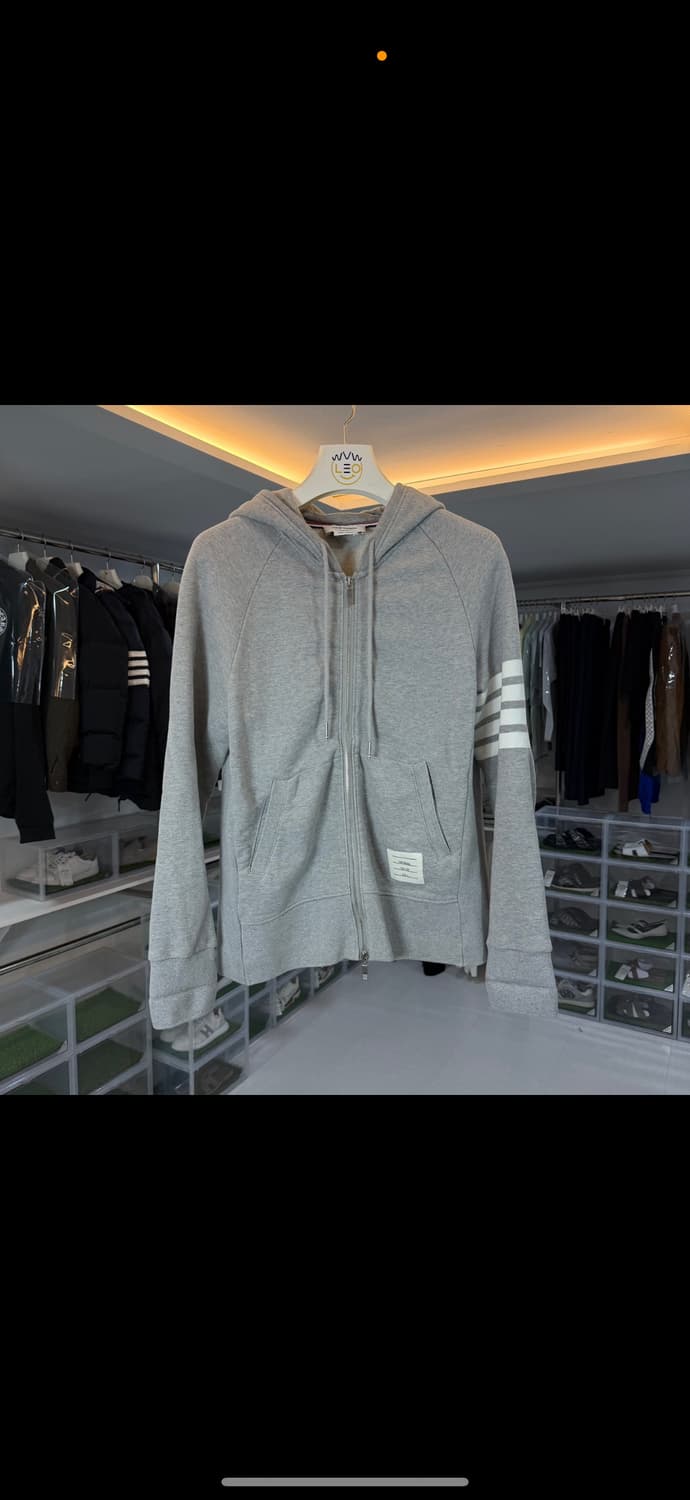 [리오브전포점] 톰브라운 사선 완장 자수 후드집업 상품이미지1