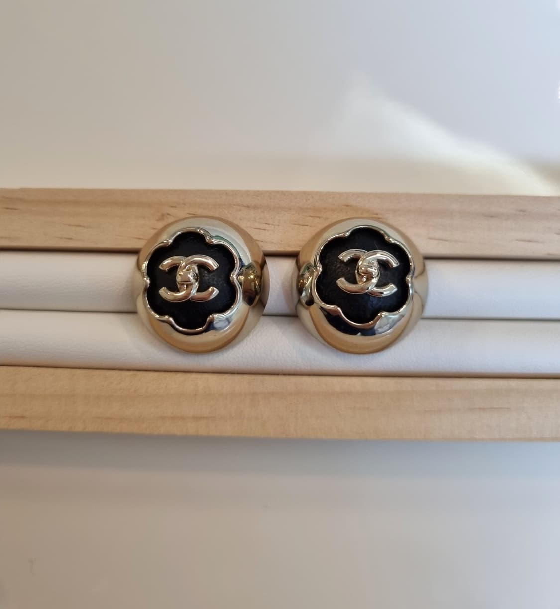 샤넬 업사이클링 까멜리아 턴락  귀걸이 상품이미지1