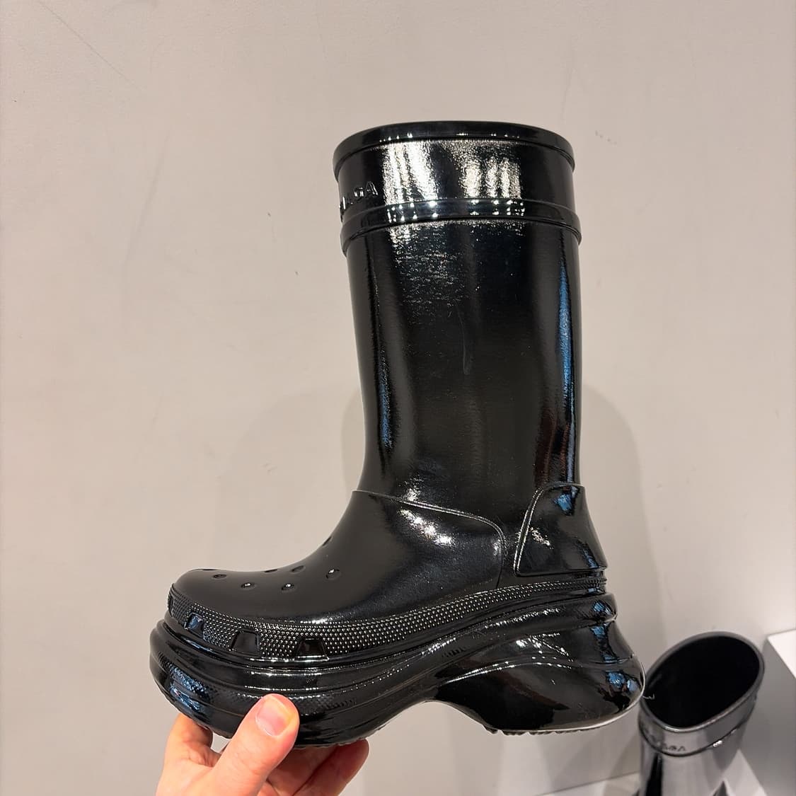 (정품/새상품) 발렌시아가 X 크록스 여성 블랙 유광 러버 부츠 상품이미지2