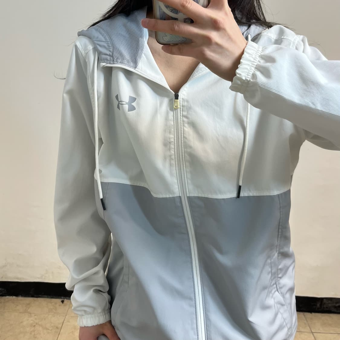 Under Armour white windbreaker 상품이미지3