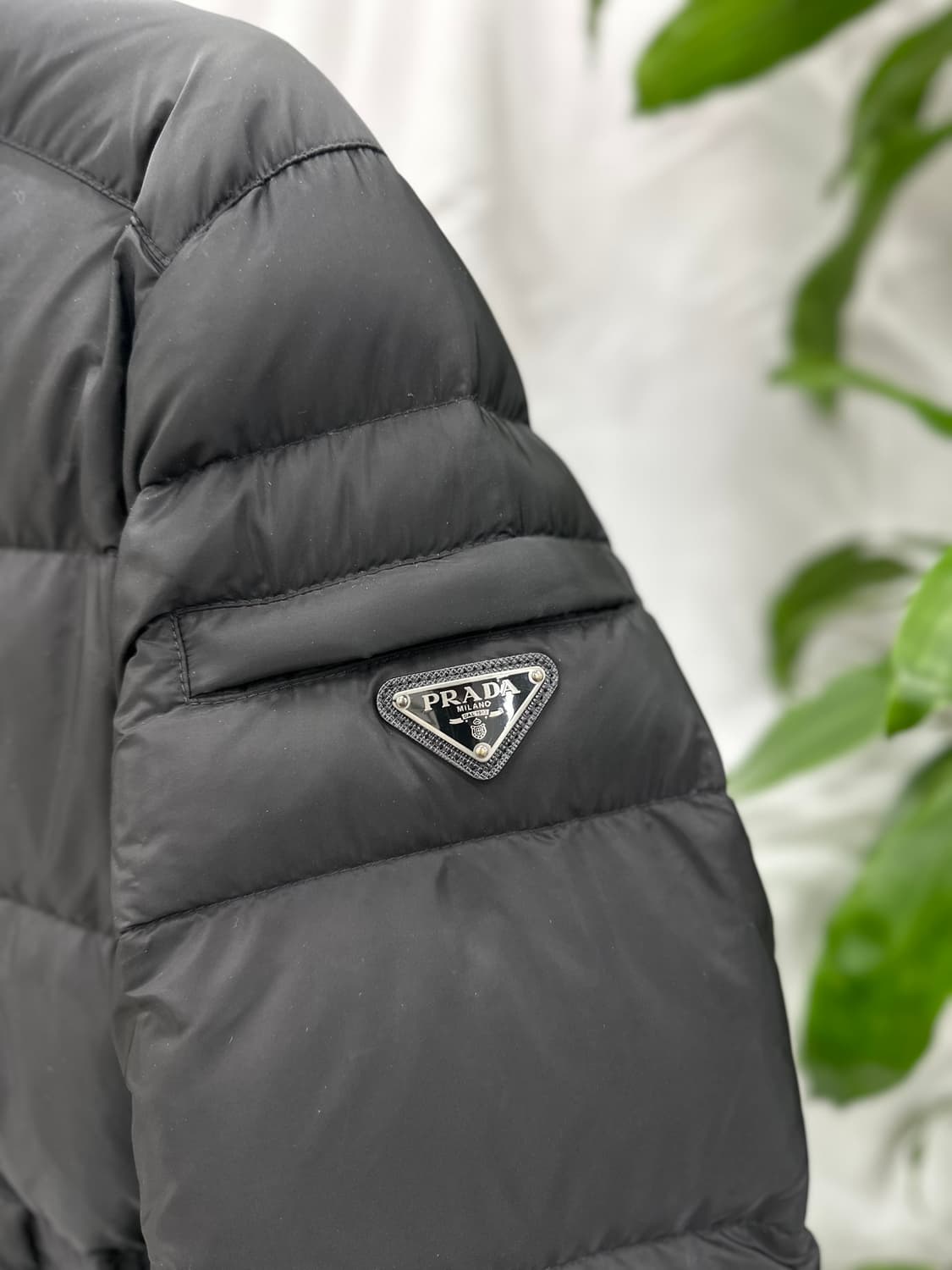 [정품] 프라다 트라리앵글 로고 다운패딩 블랙 상품이미지3