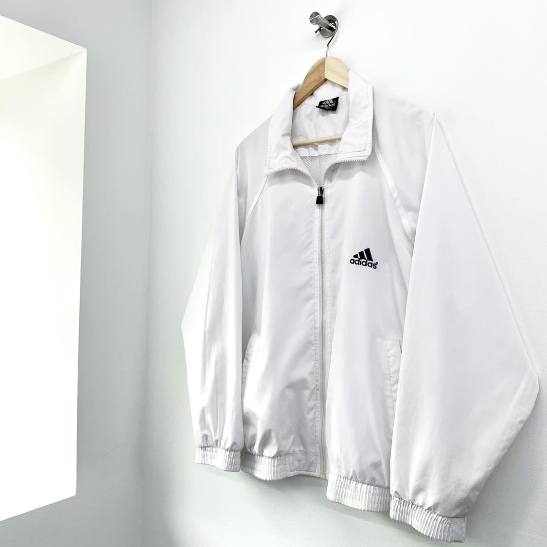 아디다스 빅로고 올드스쿨 화이트 자켓 상품이미지2