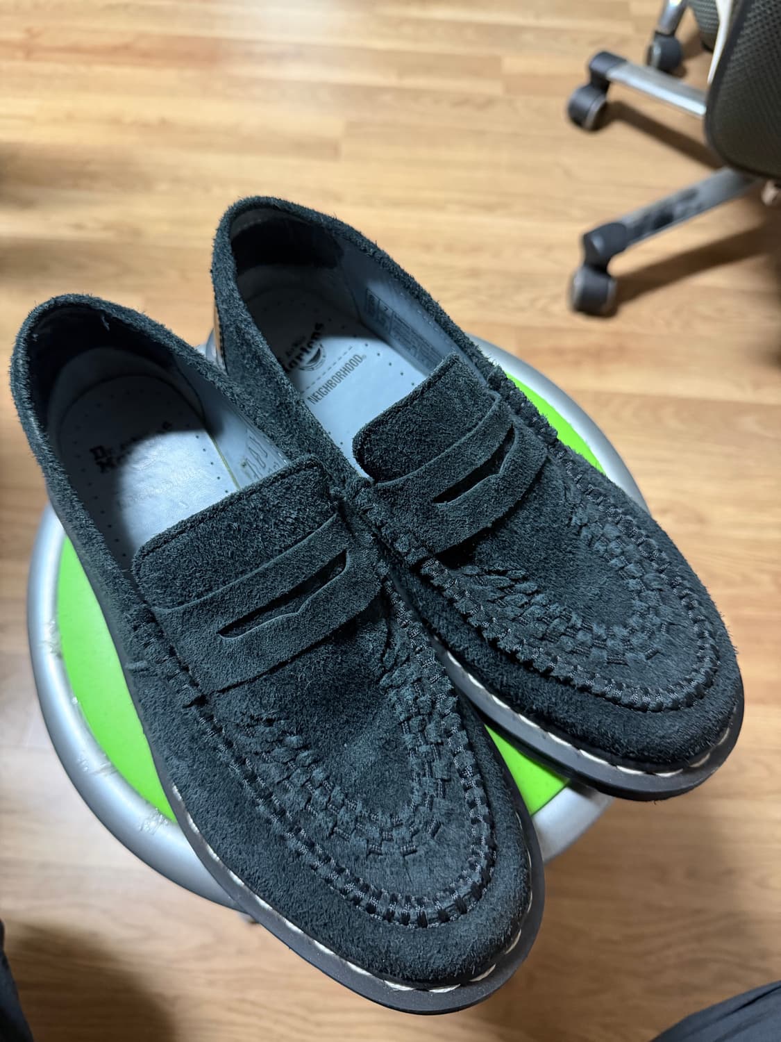 닥터마틴 x 네이버후드 스웨이드 로퍼 블랙 상품이미지1