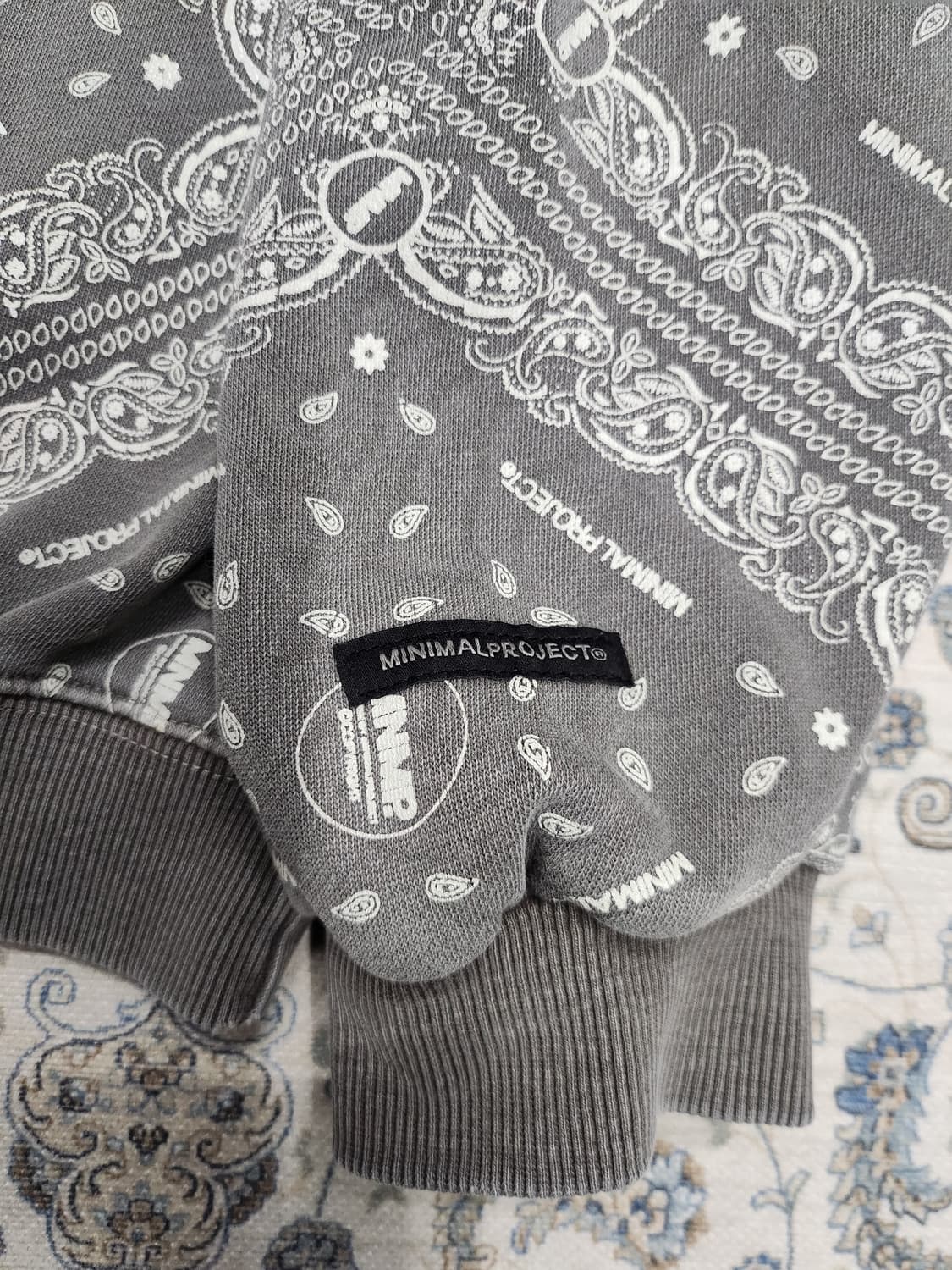 미니멀프로젝트 페이즐리 패턴 맨투맨 L (크게나옴) (105-113) 상품이미지3