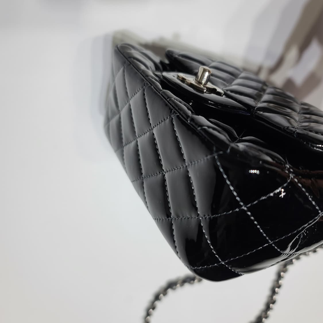 샤넬 미니 페이턴트 싱글 크로스 백 상품이미지4