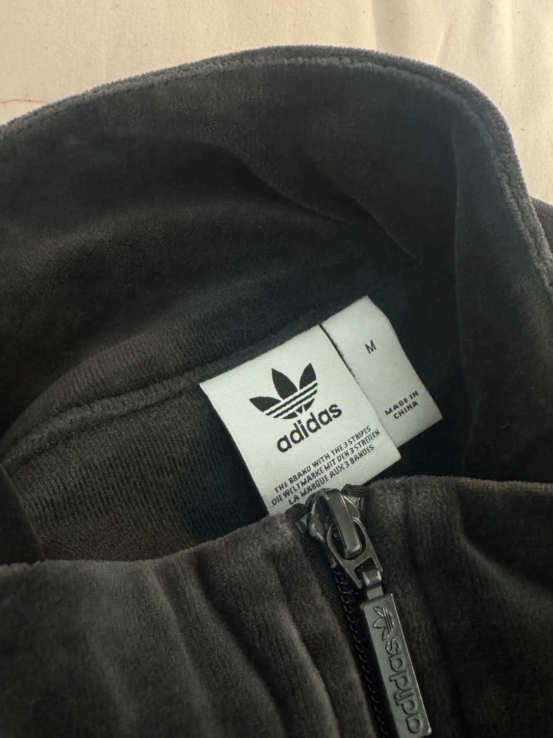 아디다스 벨벳 크롭 집업 트랙탑 블랙 상품이미지2