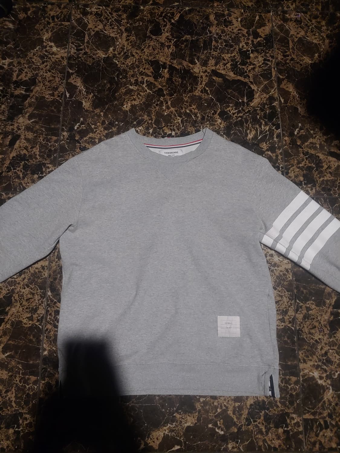 톰브라운 사선 완장 맨투맨 팝니다 상품이미지1