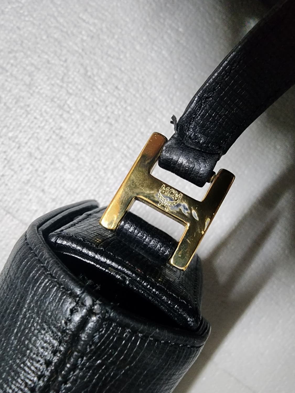 엠씨엠 MCM 클래식 레더 플랩 숄더백 상품이미지9
