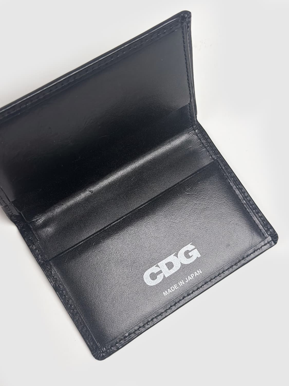 CDG 엠보스 로고 지갑 블랙 상품이미지2