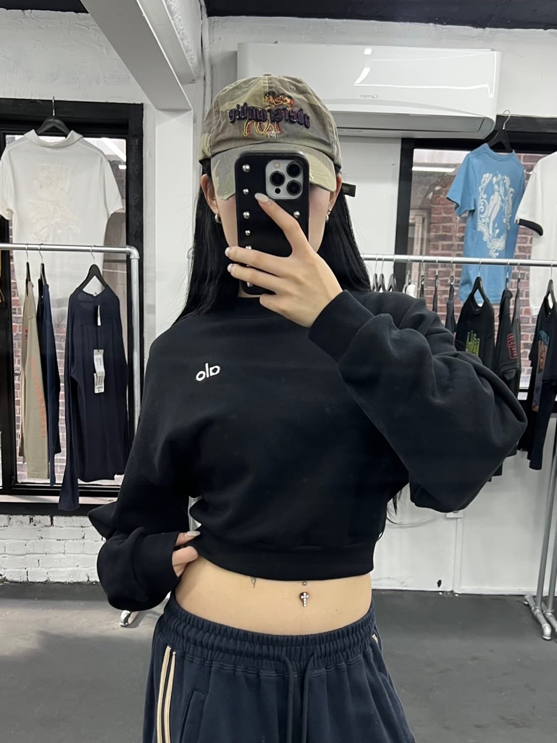 Alo Yoga 크롭 맨투맨 상품이미지2