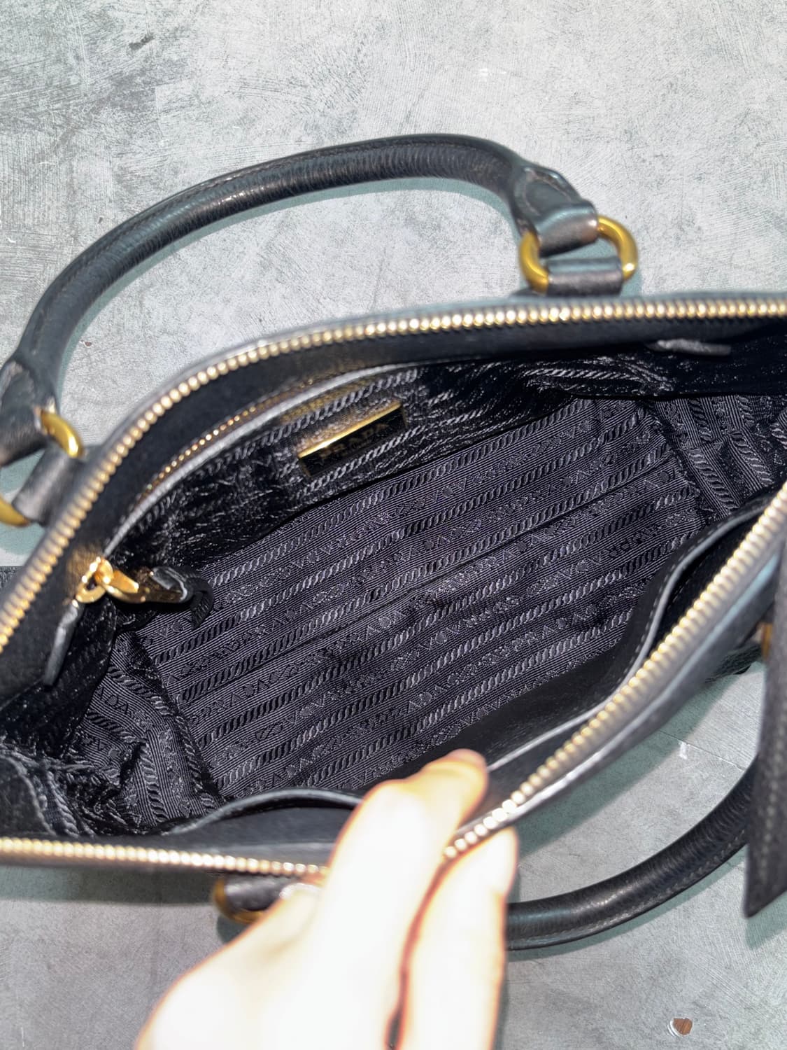 PRADA 프라다 블랙 비텔로 피닉스 레더 2WAY 토트백 상품이미지7